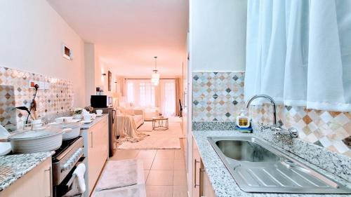 Η κουζίνα ή μικρή κουζίνα στο Kay's luxury homes