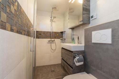 Koupelna v ubytování Welcome in - Vakantiehuis met ruime tuin, gezamenlijk zwembad, Haaijmanweg 5-118