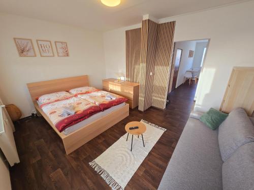 Postel nebo postele na pokoji v ubytování Klatovy Apartment