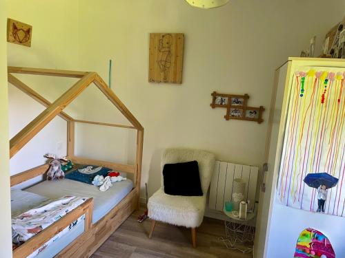 une petite chambre avec un lit et une chaise dans l'établissement Ferme rénovée, à La Celle-sous-Gouzon