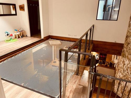une chambre avec une table en verre et un escalier dans l'établissement Ferme rénovée, à La Celle-sous-Gouzon