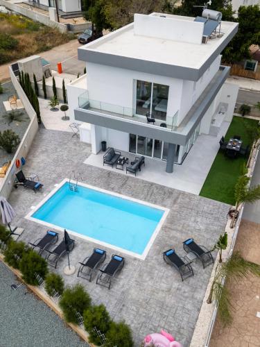 Πισίνα στο ή κοντά στο Protaras Rustic Paradise Luxury Villa 1