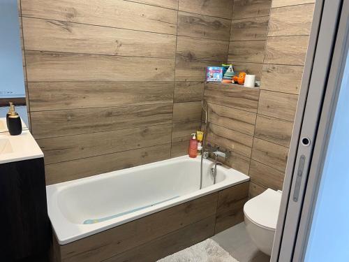 une salle de bain avec baignoire et toilettes dans l'établissement Ferme rénovée, à La Celle-sous-Gouzon