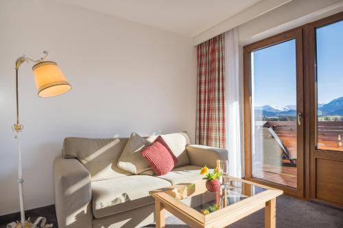 a living room with a couch and a table at Landhotel Gockelwirt in Eisenberg