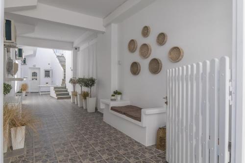 a hallway with white walls and a white sink in a room at Melian Roots Studio in Adamas