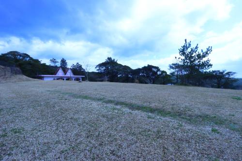 a field with a house on top of it at アグリランドえい in Orio