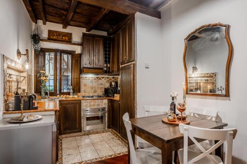 Trevi Fountain Stylish Guest House