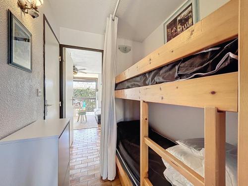 Cette chambre dispose de lits superposés. dans l'établissement 3705-Appartement avec piscine, à Argelès-sur-Mer