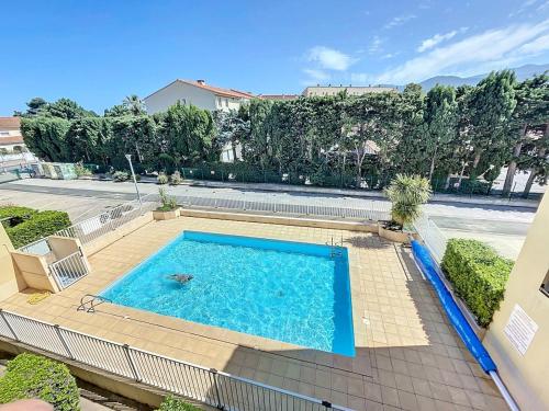 une piscine au milieu d'un immeuble dans l'établissement 3705-Appartement avec piscine, à Argelès-sur-Mer