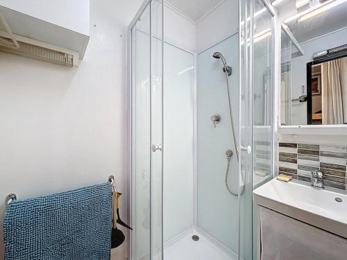 une salle de bain avec une douche en verre et un lavabo dans l'établissement 3705-Appartement avec piscine, à Argelès-sur-Mer