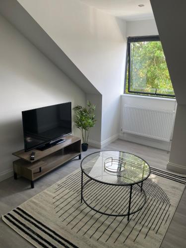 Una televisión o centro de entretenimiento en Royal Oak 7 - FREE PARKING - Sleeps 5 - Perfect for Contractors - Near Shops - Wi-Fi - Long Term Stays