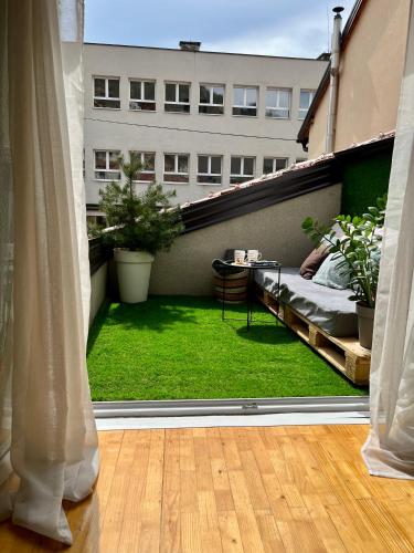 サラエボにあるDivine Apartments Sarajevoのバルコニー(緑の芝生付)