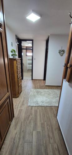 an empty room with a hallway with wooden floors at Stan na dan Teslić Centar 2 in Teslić