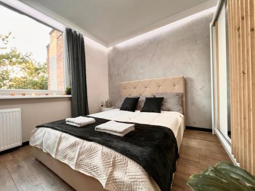 Ένα ή περισσότερα κρεβάτια σε δωμάτιο στο Wygodne mieszkanie z widokiem na Wisłę