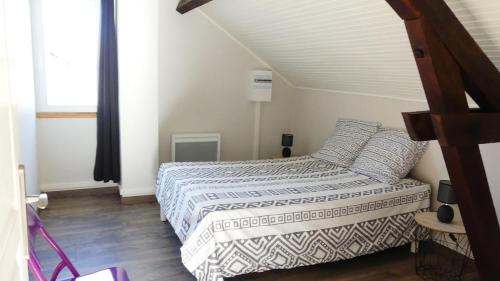 une chambre avec un lit et une fenêtre dans l'établissement gîte de campagne, à Chantenay-Saint-Imbert