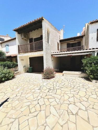 grande maison avec belle cour - parking - barbecue en pierre