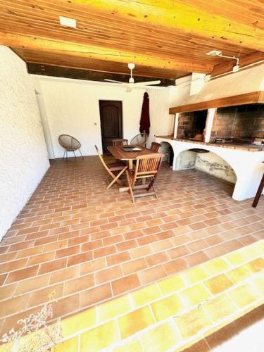 Photo de la galerie de l'établissement grande maison avec belle cour - parking - barbecue en pierre, à Saintes-Maries-de-la-Mer