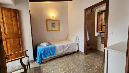 a small bedroom with a small bed in a room at Asis de Marratxinet Turismo de Interior in Marratxí 