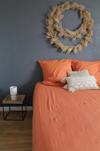 Ένα ή περισσότερα κρεβάτια σε δωμάτιο στο Logement lumineux près de la mer et de la ville