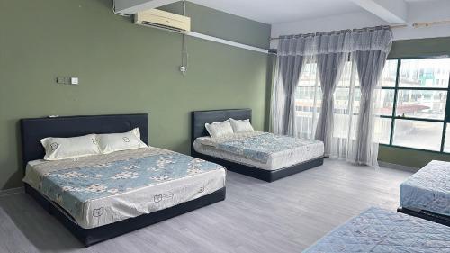 Una cama o camas en una habitación de Check In Studio Homestay 12pax 1 Big Room with 4 kingsize 2 single matress Spacious space Super Budget