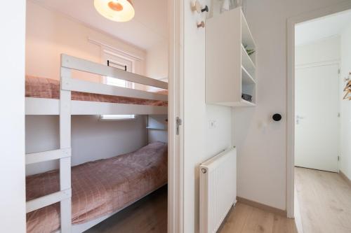 Ένα ή περισσότερα κρεβάτια σε δωμάτιο στο Nieuw chalet in het hart van Zeeland, vlakbij kust VP079