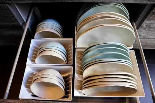 two drawers filled with plates and bowls at 尾道蝸牛 尾道駅から車でわずか10分 贅沢な広さと快適さを備えた滞在型旅館 無料駐車場3台有り supported by COCOSTAY in Mihara