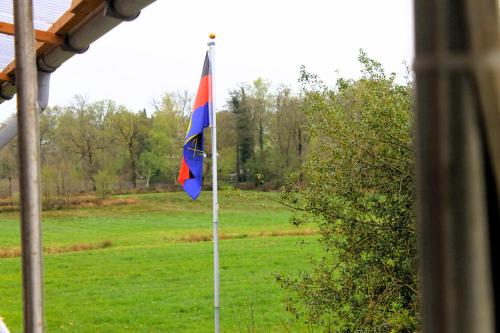 a flag on a pole in a field at Ferienwohnung Ostersander - zentral gelegen zwischen Ihlow, Timmeler Meer, Aurich und der Wassersportanlage in Tannenhausen in Ihlow