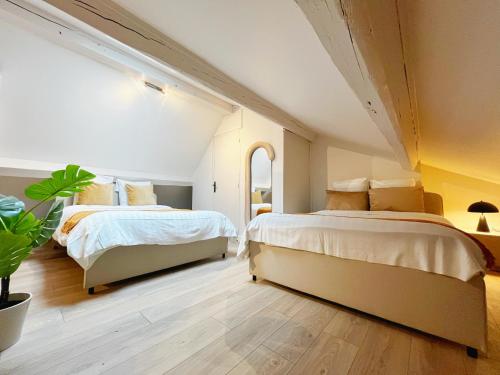 una camera da letto con due letti e una finestra di Suite Bliss a Lione