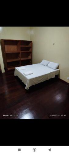 ein Schlafzimmer mit einem großen Bett mit weißer Bettwäsche in der Unterkunft Casa grande para o São João in Campina Grande