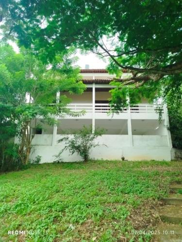 ein weißes Haus mit einem Hof davor in der Unterkunft Casa grande para o São João in Campina Grande