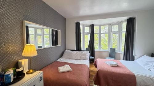 Postel nebo postele na pokoji v ubytování Denzile Hotel
