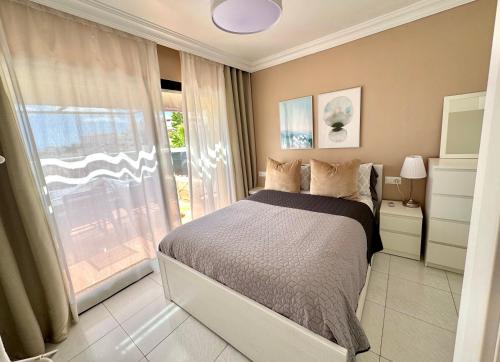 Postel nebo postele na pokoji v ubytování Casa en Nerja con gran terraza, muy luminosa y en tranquila urbanización