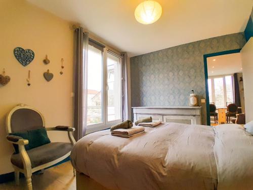 Ένα ή περισσότερα κρεβάτια σε δωμάτιο στο Maison T3 cosy, jardin, bureau & parking privé