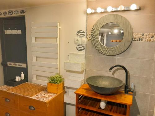 Ένα μπάνιο στο Maison T3 cosy, jardin, bureau & parking privé
