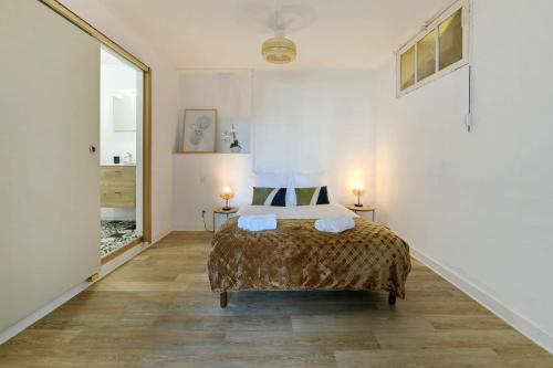 - une chambre avec un lit et deux lampes sur deux tables dans l'établissement La Casa Wifi 500m centre-ville, à Laval