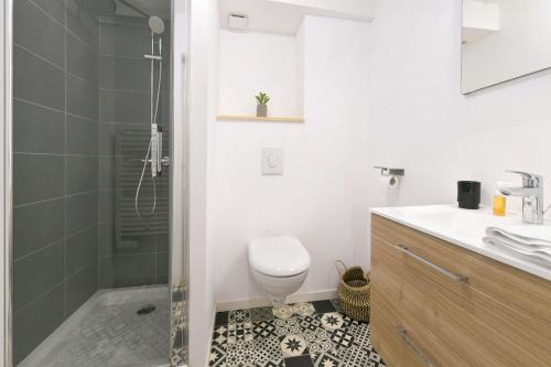 une salle de bain avec une douche, des toilettes et un lavabo dans l'établissement La Casa Wifi 500m centre-ville, à Laval