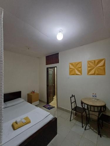 安吉利斯The Vjour Hotel的一间卧室配有一张床和一张桌子