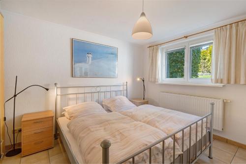 En eller flere senge i et værelse på Bungalow Lemke mit Terasse