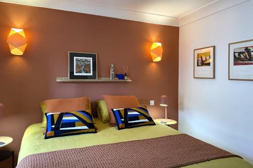 une chambre avec un lit avec deux oreillers dessus dans l'établissement Maison d'hôtes Kazaart, à Robion