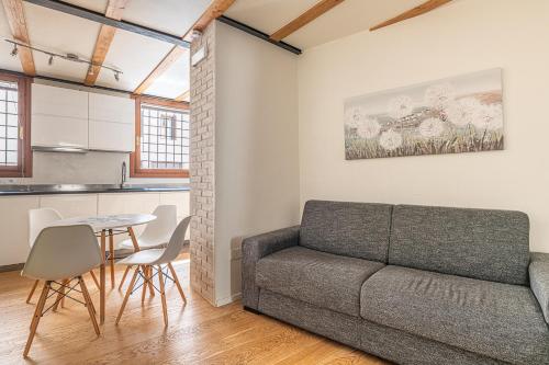a living room with a couch and a table at Basilica Prestige Residence, lusso e comfort in Vicenza