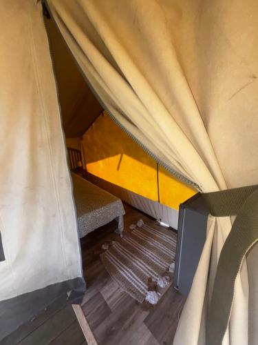 - une vue intérieure sur une tente avec un lit dans l'établissement La Tente de Mercone - Golu, à Corte