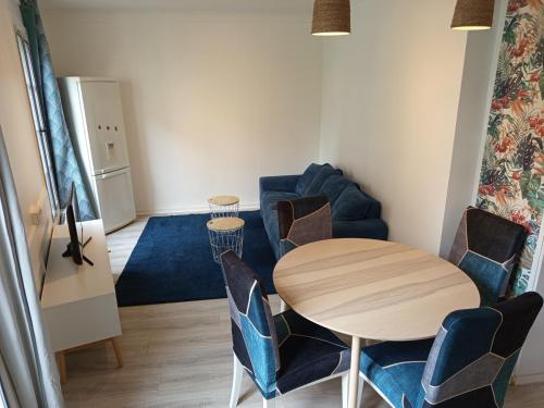 une salle à manger avec une table et des chaises dans l'établissement Calme, confortable et bien placé, à Nice