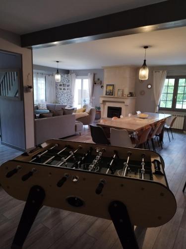 Il comprend une cuisine et un salon avec une cuisinière. dans l'établissement chezsylvilla, à Saint-Agnant