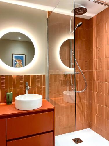 une salle de bain avec un lavabo et une douche dans l'établissement Appartement terrasse centre Saint Martin, à Saint-Martin-de-Ré