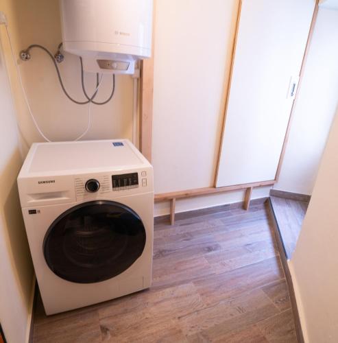 a laundry room with a washer and dryer at Apartamento Escadinhas do Castelo in Monchique