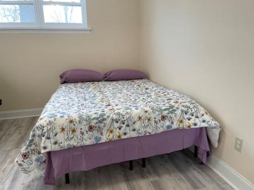 Un dormitorio con una cama con una colcha floral. en New Jersey Apt 1 bd, en Edison