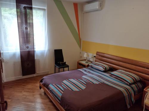 コストレナにあるKostrena Morski konjicの大きなベッドと窓のある寝室