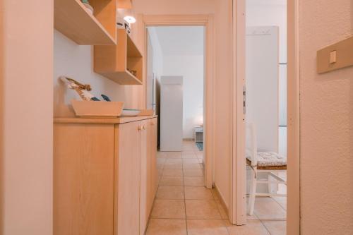 une cuisine avec un comptoir et un couloir dans l'établissement Giobo Mare, à La Caletta