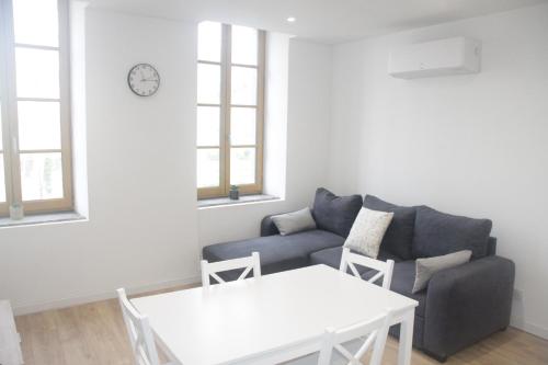 un salon avec un canapé et une table dans l'établissement Apartment with view on the city of Carcassonne, à Carcassonne