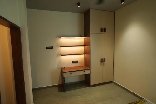 a dressing room with a desk and a cabinet at Tamizh Agam in Rāmanāthapuram